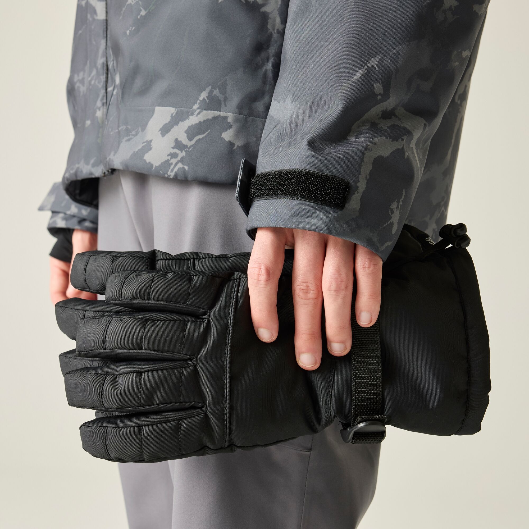 Dare2b Black Dart Gloves - Image 3