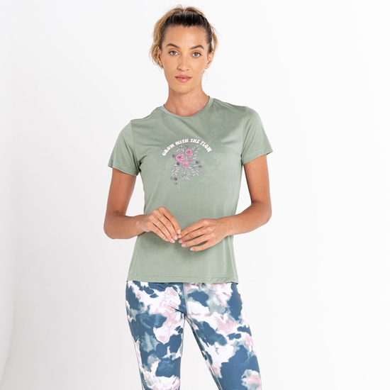 Le t-shirt Sense of Calm pour femmes. Fabriqué en jersey simple Vert