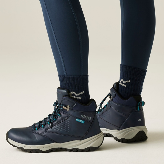 Womens Regatta Womens Amble Walking Boots In Four Leaf Clover/Pop Pink